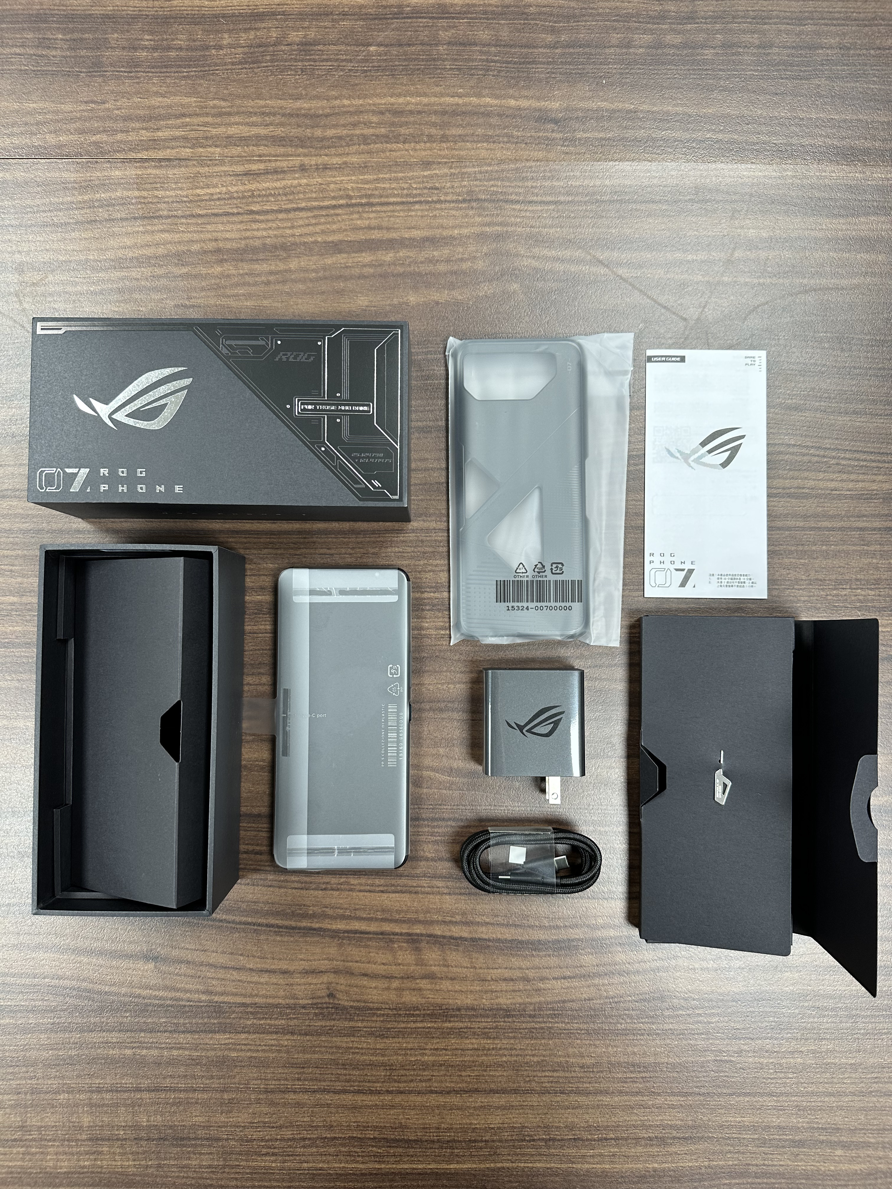 ROG Phone 7 配件：充電器、充電線、手機殼、說明書與退卡針