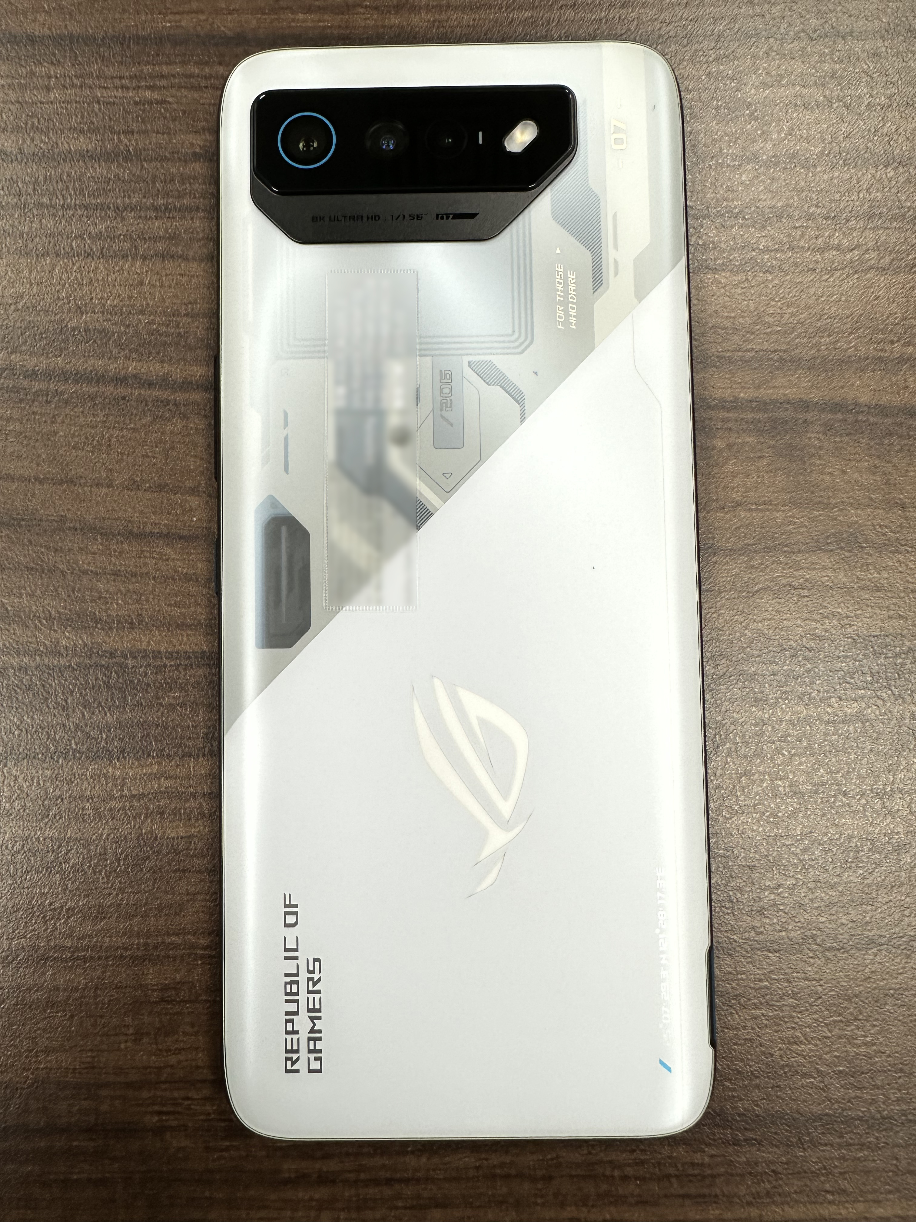 ROG Phone 7 極光白實機背面