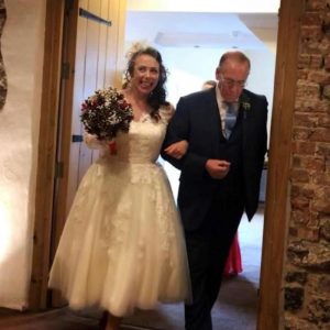 Natasha, la hermana mayor, 37 años después de la desaparición de Katrice, el día de su boda del brazo de su padre.