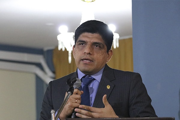 Ministros de Salud y de Defensa contagiados de la Covid-19