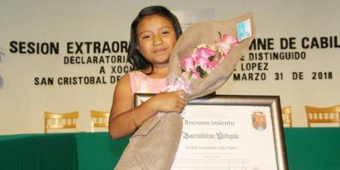 Xóchitl Guadalupe Cruz López receives a prestigious award, Photo Credit: PMNoticias MX