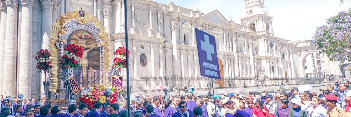 [秘魯/遊記]巧遇天主教版的小型遶境：阿雷基帕的Señor de los Milagros