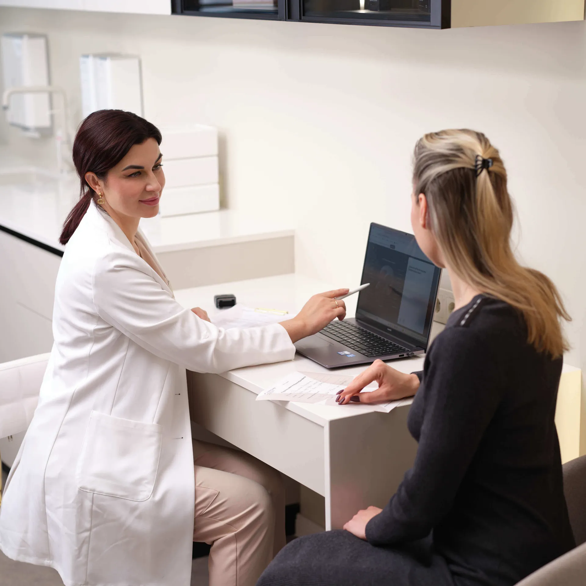 MUTES, SEJAS UN ŽOKĻU ĶIRURGA KONSULTĀCIJA