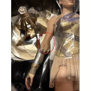 condition: figurine complète en boite, jamais exposé. Les deux bras de la figurine sont abimés