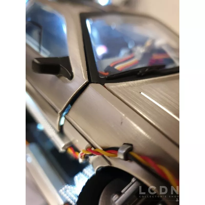 Retour vers le Futur II Magnetic Floating 1/20 DeLorean Time Machine 22cm (Modèle exposé)