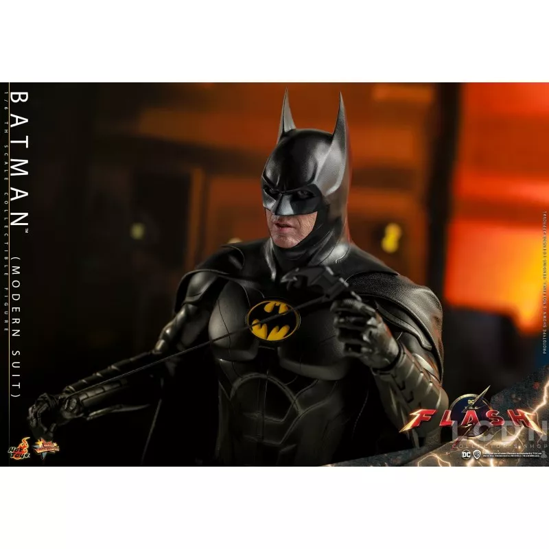 Hot Toys MMS712 The Flash Collectible Action Figure 1/6 Batman (Modern Suit) 30cm