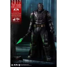 Hot Toys MMS417 Batman v Superman Dawn of Justice (Battle Damaged Version) 1/6  Exclusive 2017 (Exposé)