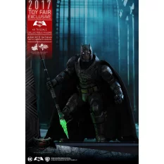 Hot Toys MMS417 Batman v Superman Dawn of Justice (Battle Damaged Version) 1/6  Exclusive 2017 (Exposé)