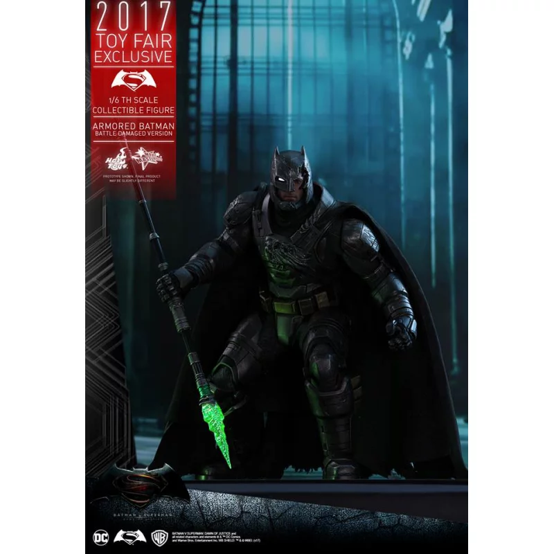 Hot Toys MMS417 Batman v Superman Dawn of Justice (Battle Damaged Version) 1/6  Exclusive 2017 (Exposé)