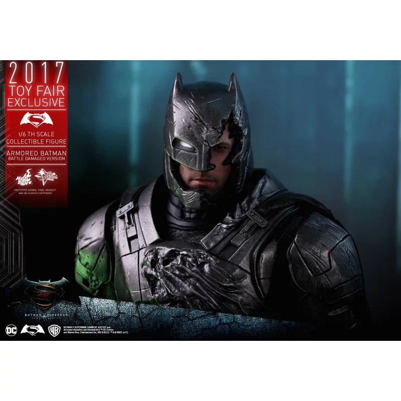 Hot Toys MMS417 Batman v Superman Dawn of Justice (Battle Damaged Version) 1/6  Exclusive 2017 (Exposé)