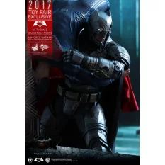 Hot Toys MMS417 Batman v Superman Dawn of Justice (Battle Damaged Version) 1/6  Exclusive 2017 (Exposé)