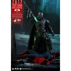 Hot Toys MMS417 Batman v Superman Dawn of Justice (Battle Damaged Version) 1/6  Exclusive 2017 (Exposé)