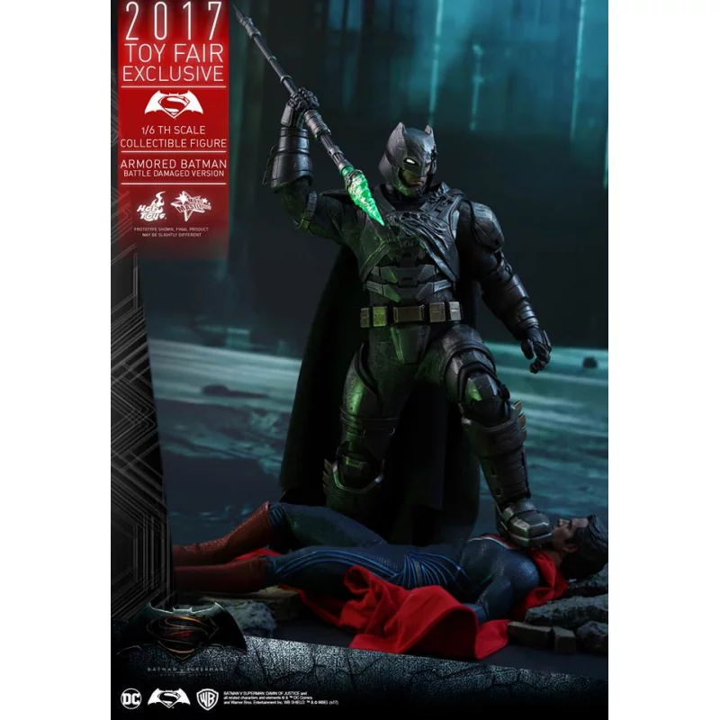 Hot Toys MMS417 Batman v Superman Dawn of Justice (Battle Damaged Version) 1/6  Exclusive 2017 (Exposé)