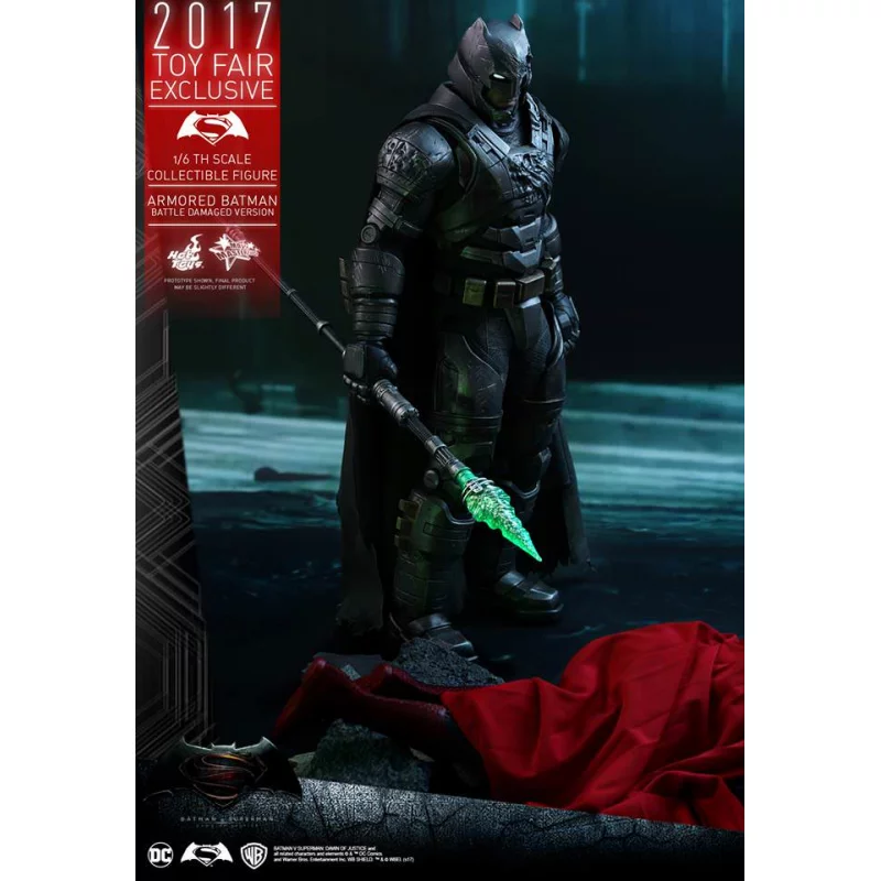 Hot Toys MMS417 Batman v Superman Dawn of Justice (Battle Damaged Version) 1/6  Exclusive 2017 (Exposé)