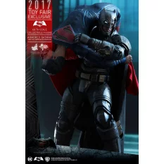 Hot Toys MMS417 Batman v Superman Dawn of Justice (Battle Damaged Version) 1/6  Exclusive 2017 (Exposé)