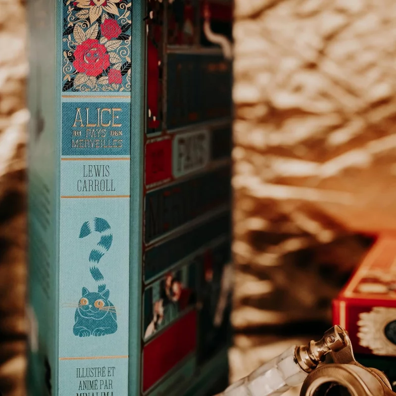 Alice au Pays des Merveilles Book Illustration par Minalima *French*