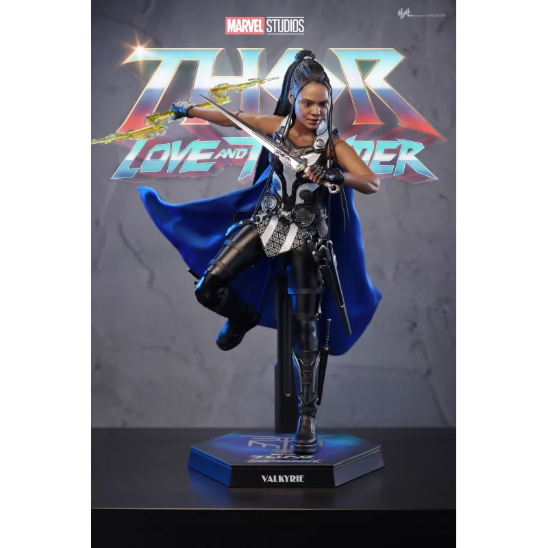 Hot Toys Thor: Love and Thunder - 1:6 Scale Collectible Figure (Deluxe  Version) MMS656