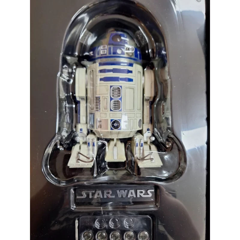 Condition: Figurine en parfait état. A été exposée. Ouvert pour contrôle. Les piles de R2 doivent être changée.