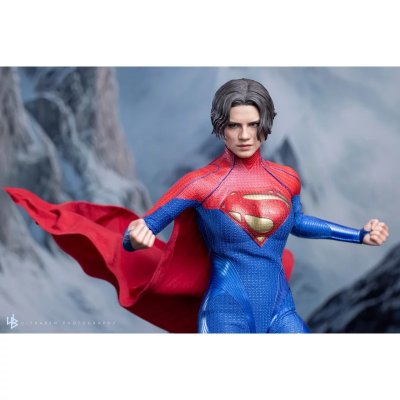 Hot Toys MMS715 The Flash Collectible Action Figurine 1/6 Supergirl 28cm