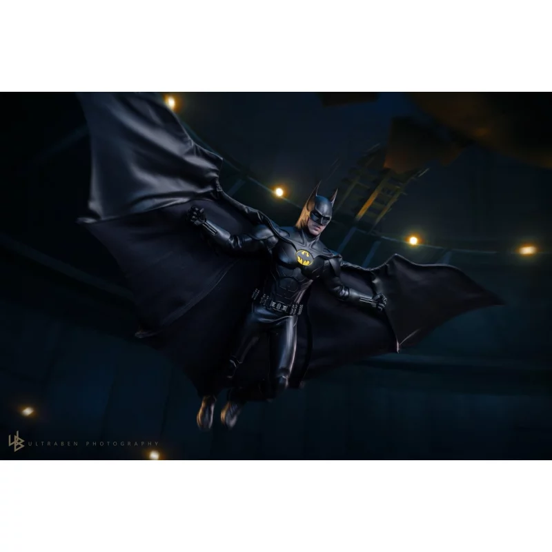 Hot Toys MMS712 The Flash Collectible Action Figure 1/6 Batman (Modern Suit) 30cm
