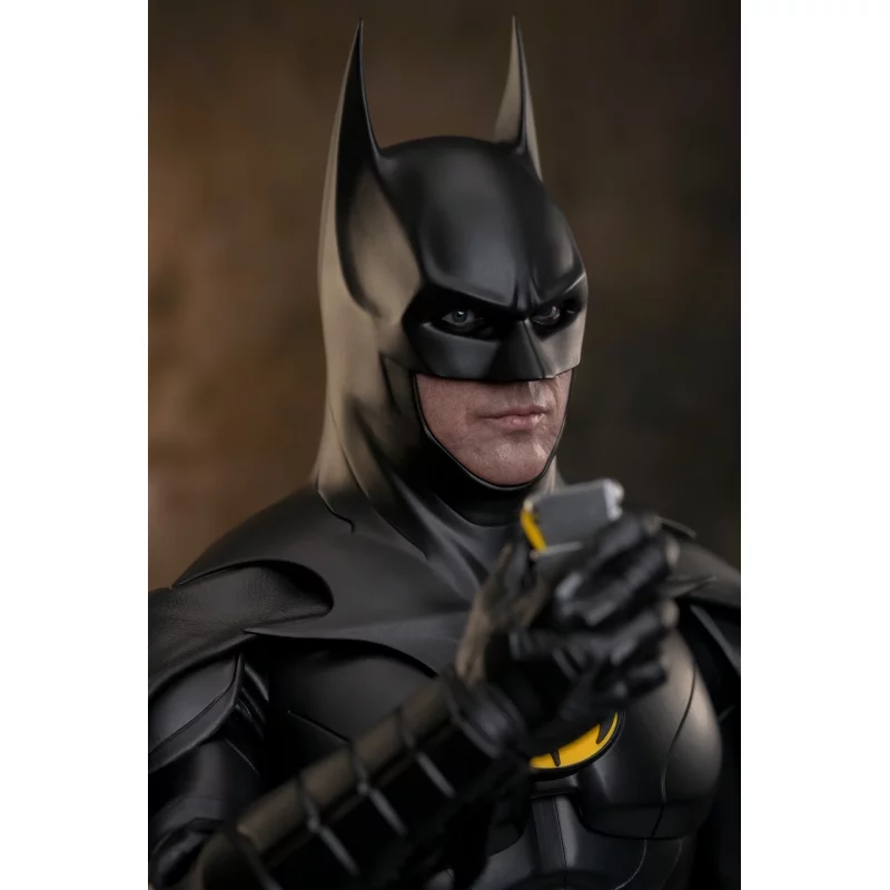 Hot Toys MMS712 The Flash Collectible Action Figure 1/6 Batman (Modern Suit) 30cm