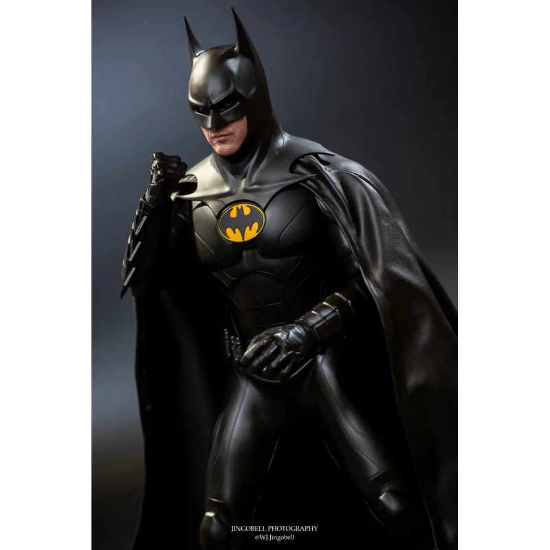Hot Toys MMS712 The Flash Collectible Action Figure 1/6 Batman (Modern Suit) 30cm