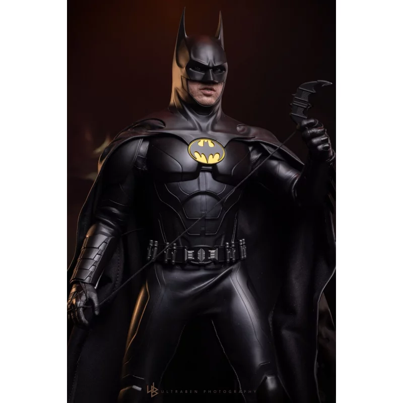 Hot Toys MMS712 The Flash Collectible Action Figure 1/6 Batman (Modern Suit) 30cm