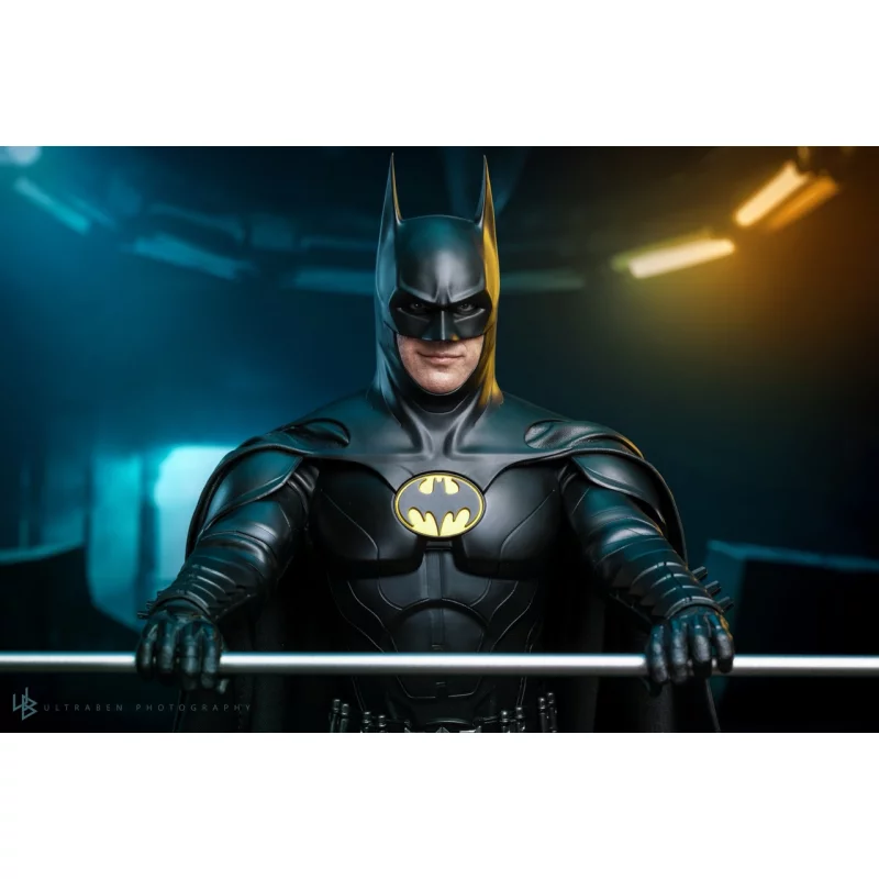 Hot Toys MMS712 The Flash Collectible Action Figure 1/6 Batman (Modern Suit) 30cm