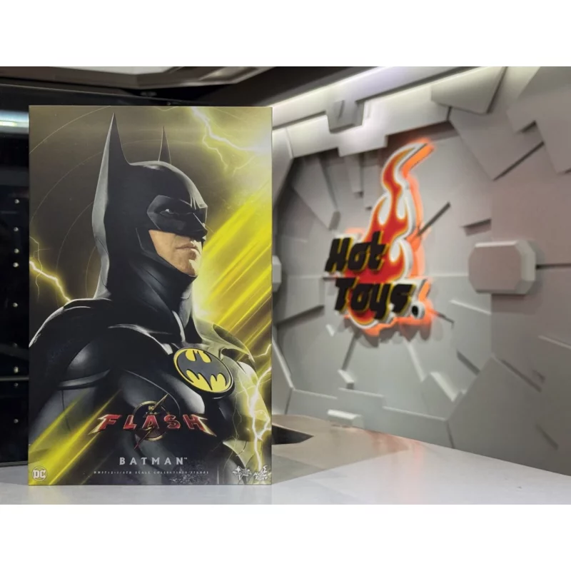 Hot Toys MMS712 The Flash Collectible Action Figure 1/6 Batman (Modern Suit) 30cm