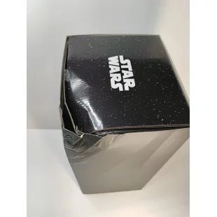 Figurine neuve en boîte scellée. La figurine est en parfait état, seule la boîte présente des dommages cosmétiques.