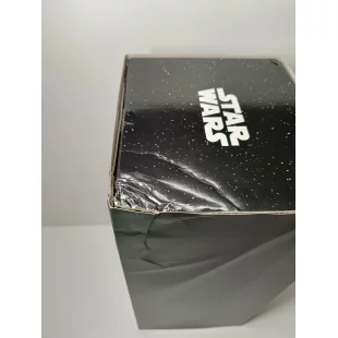 Figurine neuve en boîte scellée. La figurine est en parfait état, seule la boîte présente des dommages cosmétiques.