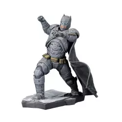 Batman v Superman Statue...