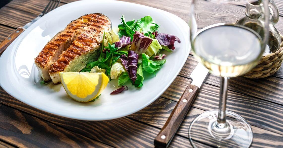 White wine with salmon and salad