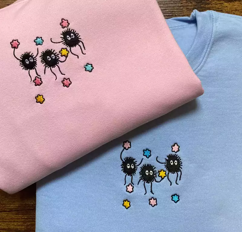 Sweatshirts brodés noiraudes boules de suie Susuwatari chihiro. ghibli sweatshirt rose et bleu clair