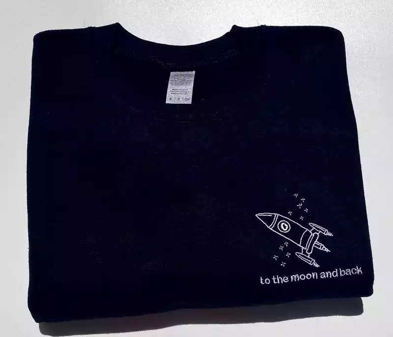 Sweatshirt broderie noir pour couple ou ami qui matchent avec une fusée et une lune. Sweatshirts qui se complètent