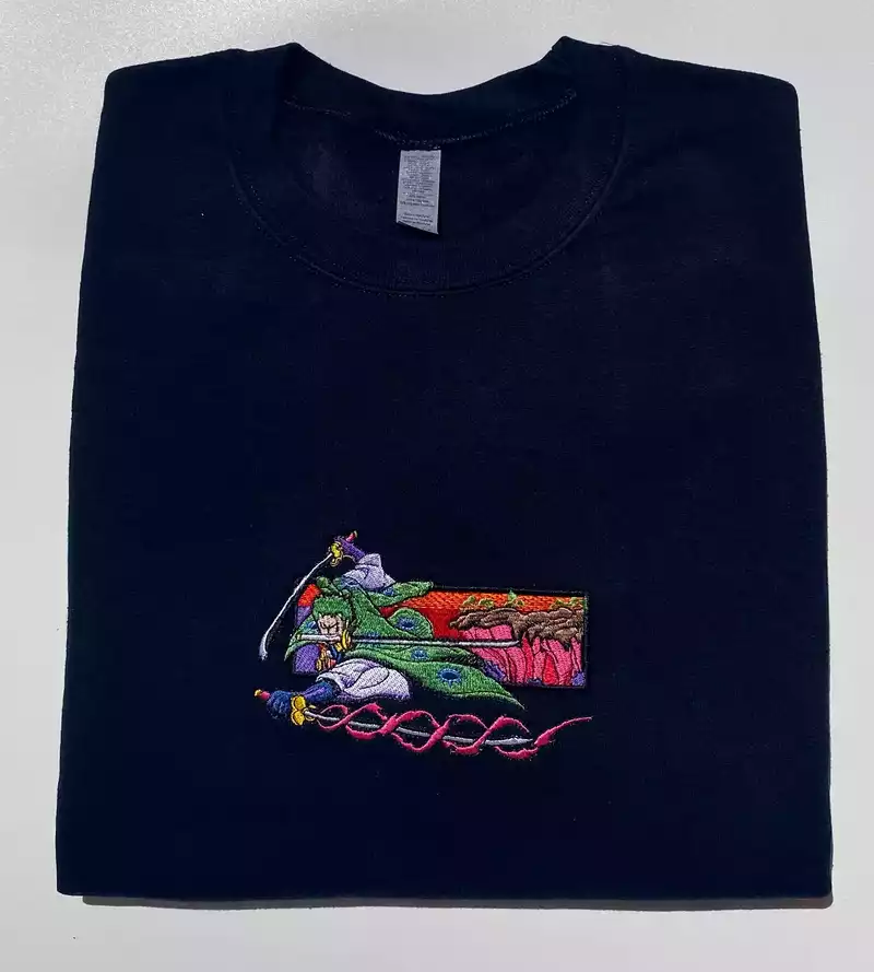 sweatshirt broderie Zoro de l'animé manga one piece avec ses sabres 