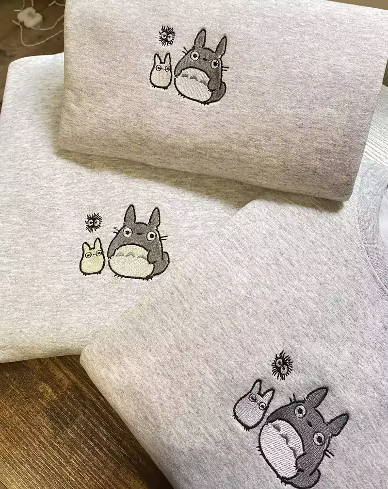 Sweatshirt gris sans capuche brodé Mon voisin Totoro et ses amis