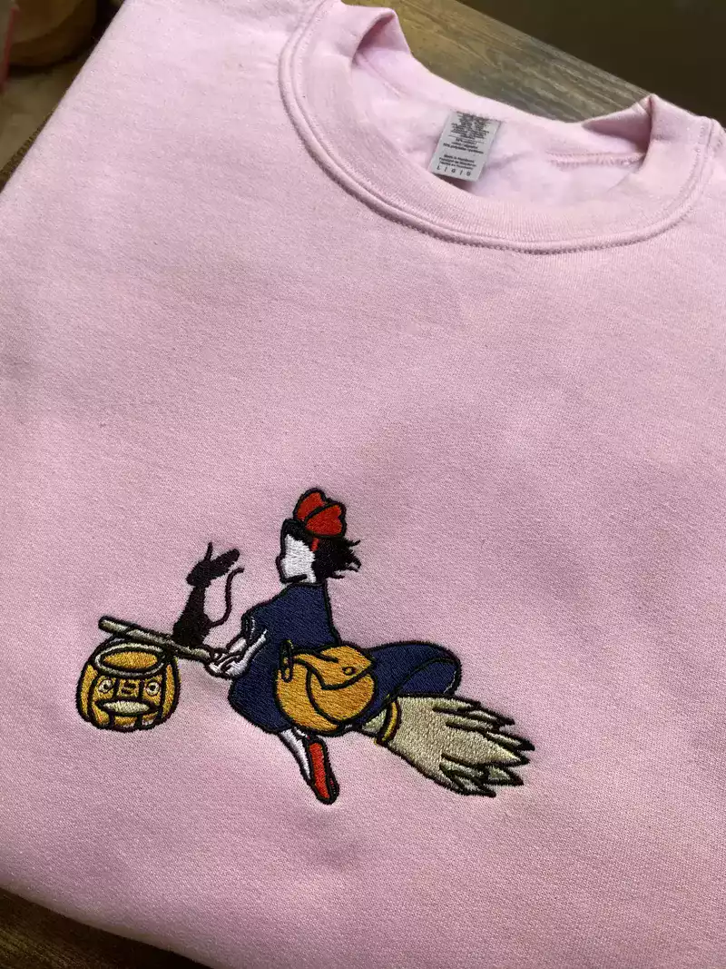 Sweatshirt rose sans capuche brodé Kiki la petite sorcière et Jiji 