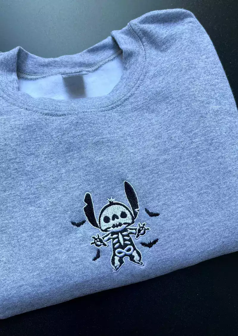 sweatshirt gris avec petit alien extraterrestre stitch disney