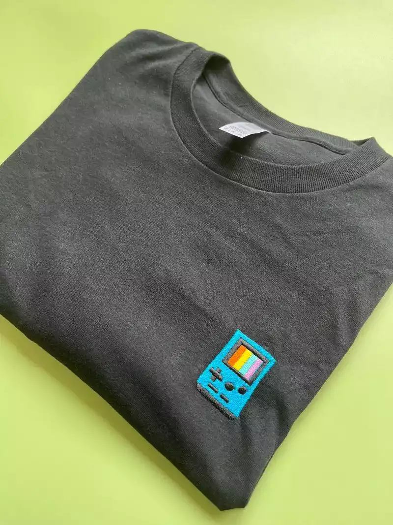 t-shirt brodé noir gameboy vintage