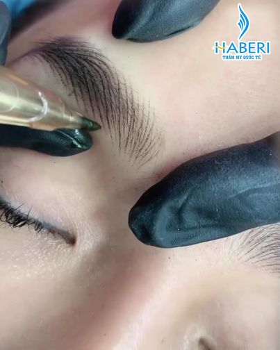 Haberi Minh Trần - Điêu Khắc Chân Mày Sợi Siêu Thực