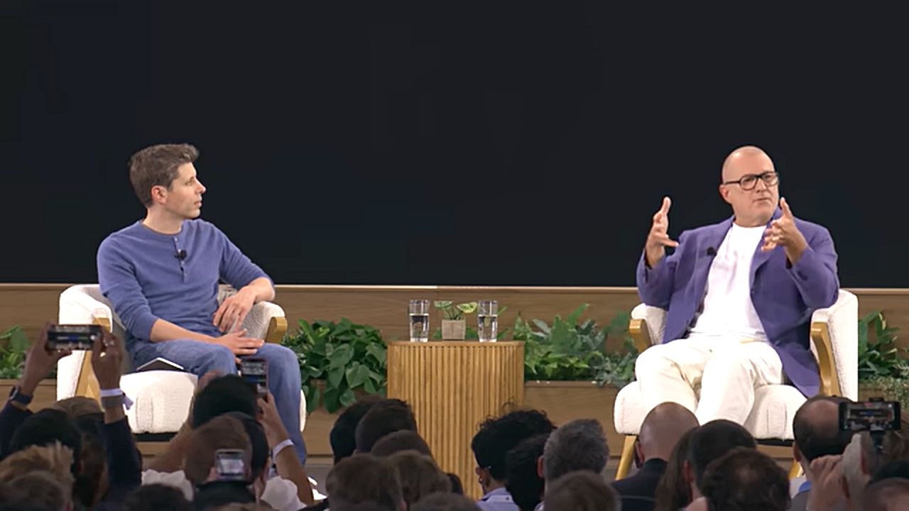 ジョニー・アイブとサム・アルトマンが語る「AIと人間の新しい関係」──次世代デバイス構想をDevDay 2025で明かすのサムネイル画像