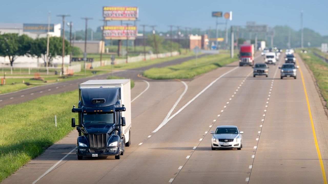 米Aurora、自動運転トラックで初の完全無人商用運行を開始:ダラス〜ヒューストン間で冷凍貨物を輸送のサムネイル画像