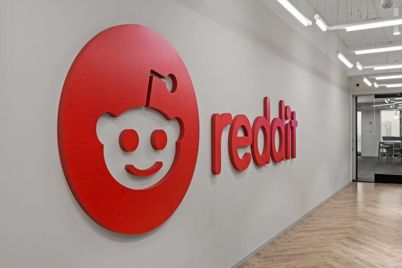 Reddit「AnthropicはAI業界の“ホワイトナイト気取り”」と非難──Claudeに無断スクレイピング使用の疑いのサムネイル画像