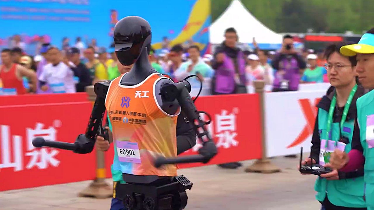 人間とロボットが同一コースを競走:中国で世界初の「人間 vs 人型ロボット」のハーフマラソン開催のサムネイル画像