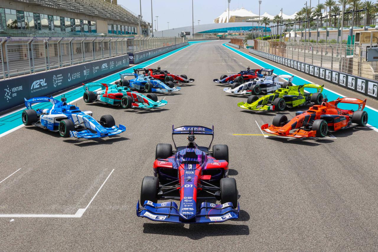 AI vs 元F1レーサー! 鈴鹿サーキットSUPER FORMULA最終戦で自律走行車のデモレース開催 「AI対AI」「AI対HUMAN」のサムネイル画像