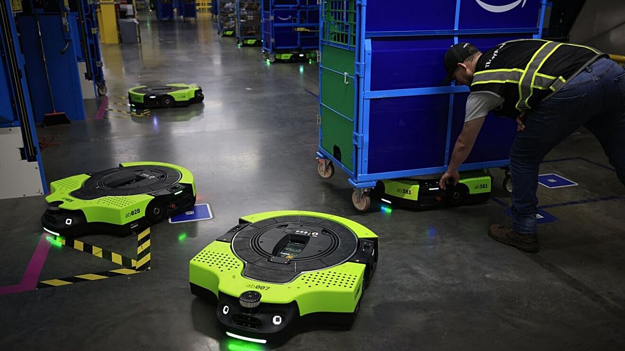 Amazon、自然言語で指示できる次世代物流ロボット「Proteus」を欧州展開 100億ユーロ超投資で物流網を近代化のサムネイル画像
