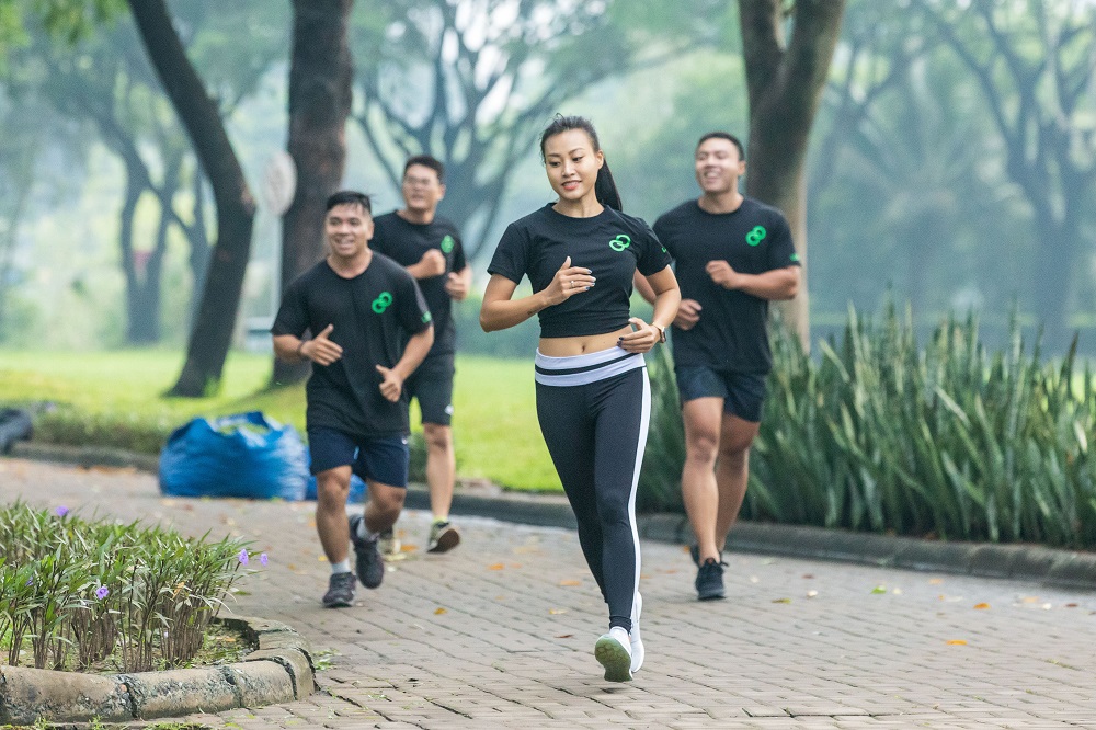 Bootcamp lần này có sự tham gia của LiTa (nữ ở giữa), vốn là huấn luyện viên yoga nhưng cô bắt nhịp rất nhanh với các bài tập cường độ cao như chạy đường dài