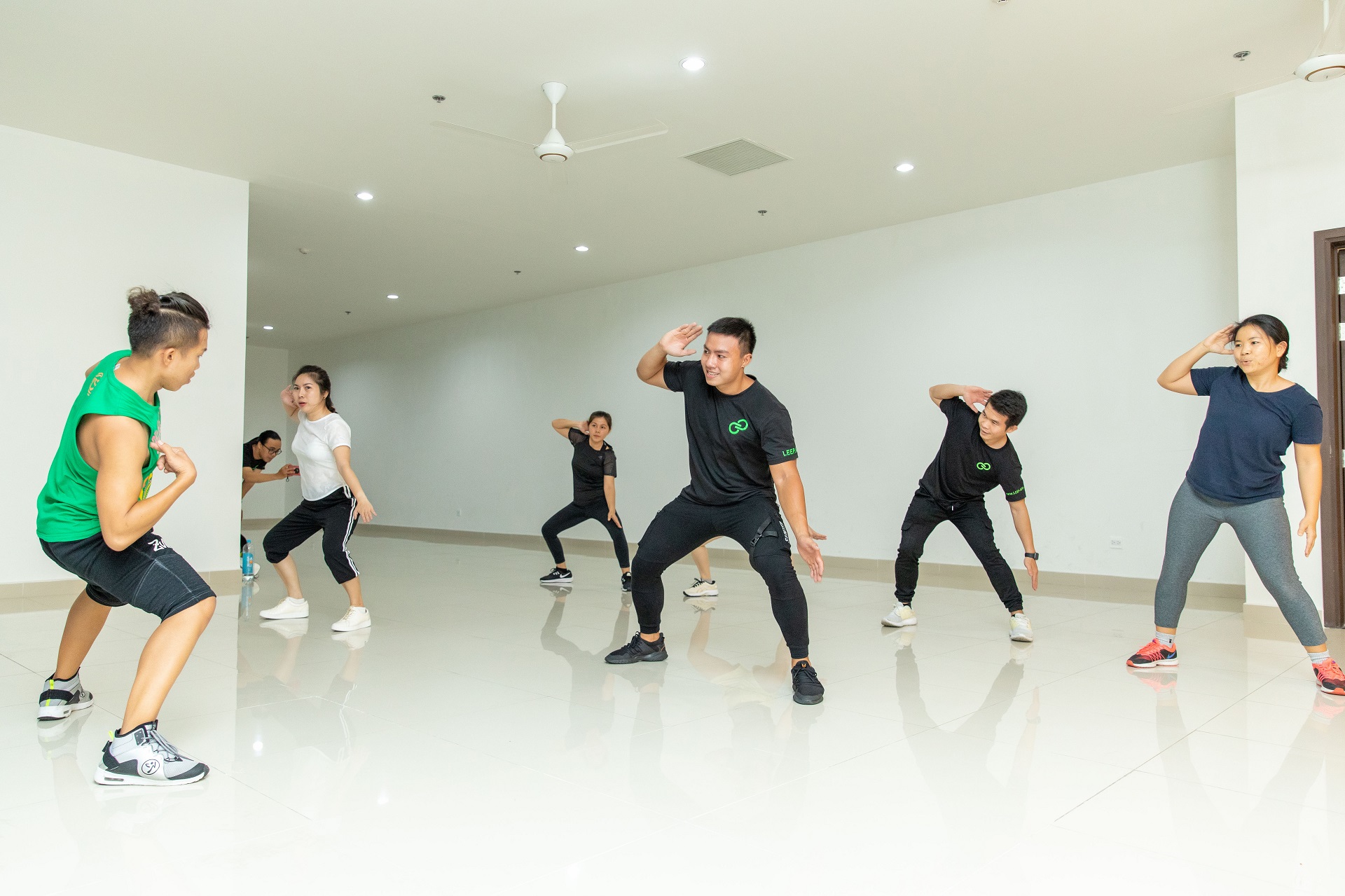 nhảy zumba cùng huấn luyện viên
