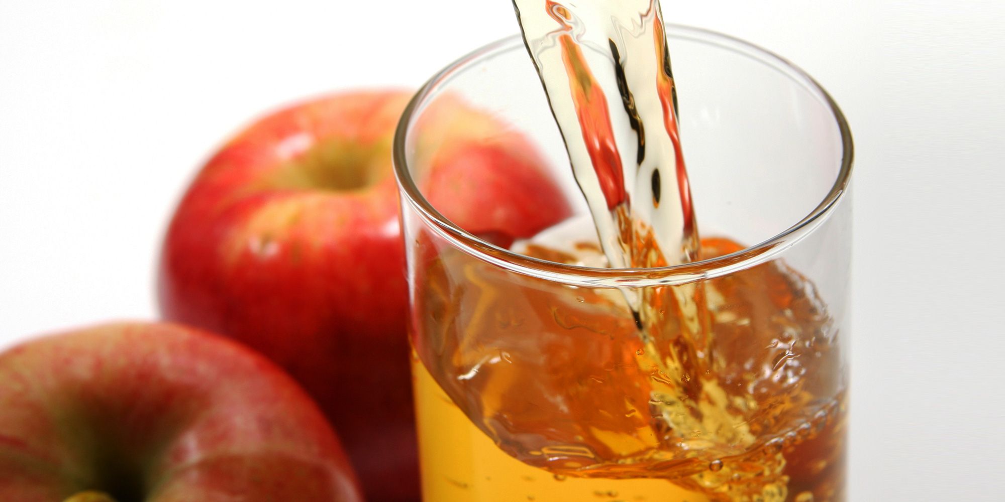 Масло сок. Apple Juice. Наливает яблочный сок. Lio Apple Juice - яблочный сок. Компот яблоко апельсин мед.